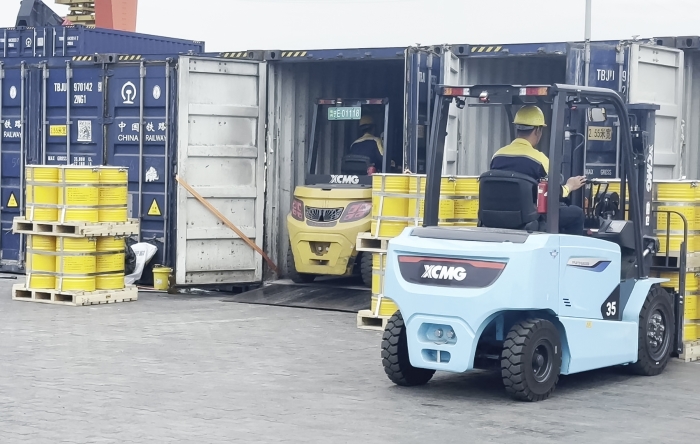 徐工雙系列叉車硬核助力！寧夏鐵路貨運(yùn)站跑出高效運(yùn)輸加速度