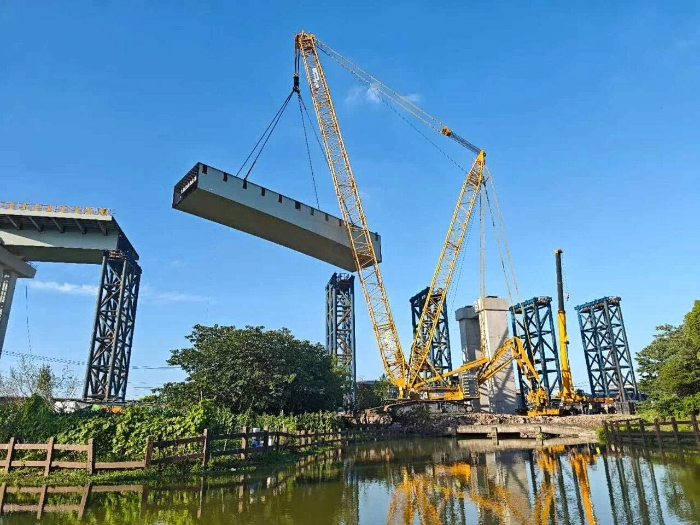 螺螄殼里做道場？徐工XGC11000高架旁上演“極限操作”