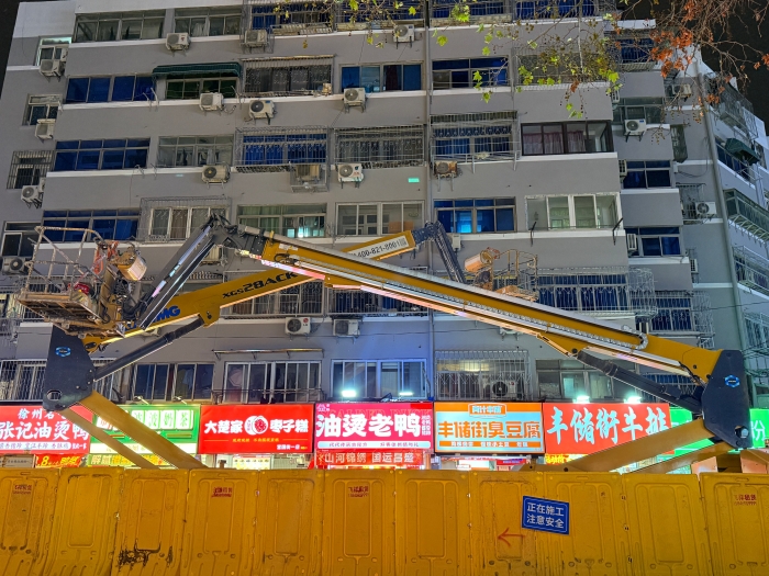 穿街過巷的“改造藝術(shù)家”！徐工電動直臂高空作業(yè)平臺精準(zhǔn)施技豐儲街改造