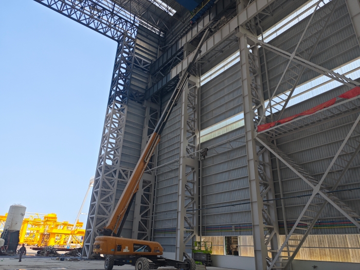 52米“巨臂”顯神通！徐工純電動(dòng)高空作業(yè)平臺(tái)高效攻堅(jiān)藍(lán)水海洋車間擴(kuò)建