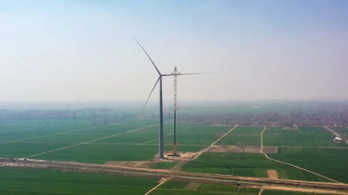 暴雨中橫走的 “鋼鐵巨獸”！徐工 4000 噸起重機撐起 160 米風電，這細節(jié)太硬核！