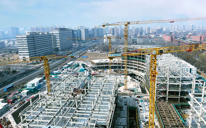 多臺(tái)大噸位塔機(jī)助建北京口腔醫(yī)院