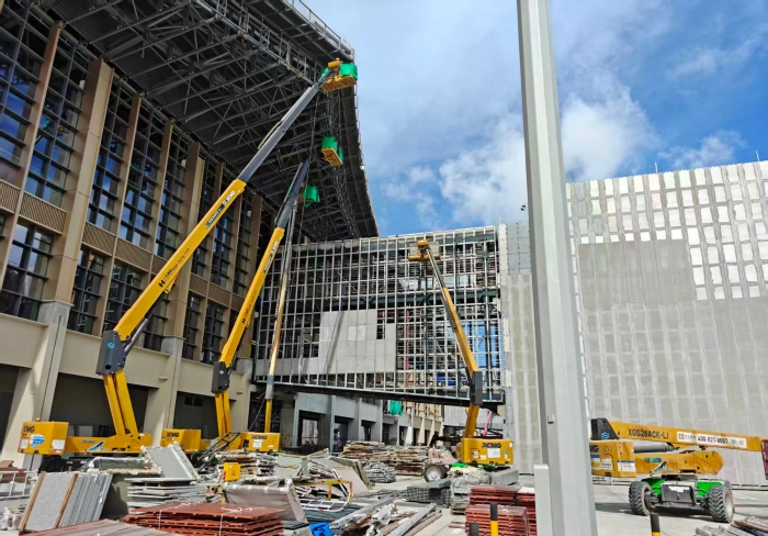 聯(lián)合作戰(zhàn)！徐工鋰電高機編隊亮相三亞機場