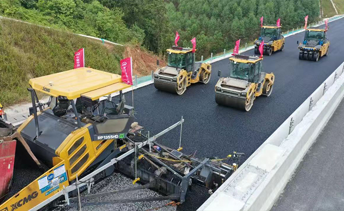 廣西首現(xiàn)無人化攤鋪！蒼容高速智慧施工引關(guān)注